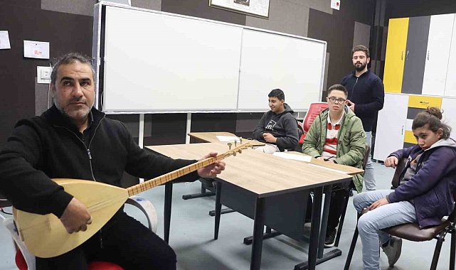Görmediği öğrencilerinin gönlüne 'sazının teliyle' dokunuyor