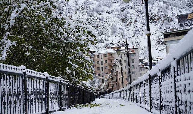 Gümüşhane şehir merkezi mevsimin ilk kar yağışının ardından beyaza büründü