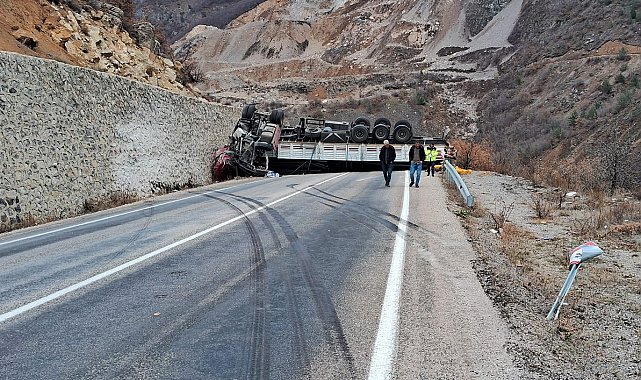 Gümüşhane'de boru yüklü tır duvara çarptı: 1 ağır yaralı