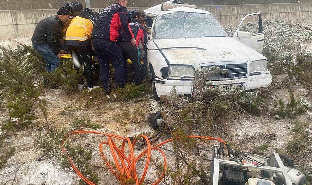 Gümüşhane'de kontrolden çıkan otomobil refüje çıktı: 2 yaralı