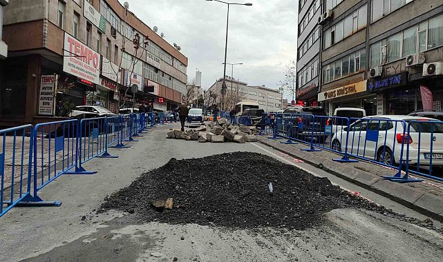 Güngören'de çöken yol hala trafiğe açılmadı, esnaf mağdur oldu