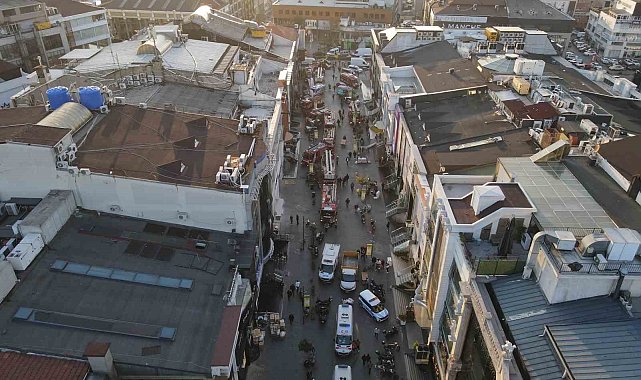 Güngören'de yıkımı gerçekleştirilen bina kısmen çöktü: 2 işçi göçük altında kaldı