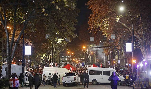 Gürcistan'da yol kapatıp çadır kuran protestoculara polis müdahalesi