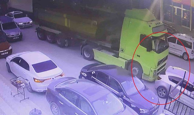 Hafriyat kamyonunun otomobili metrelerce sürüklediği anlar kameraya yansıdı