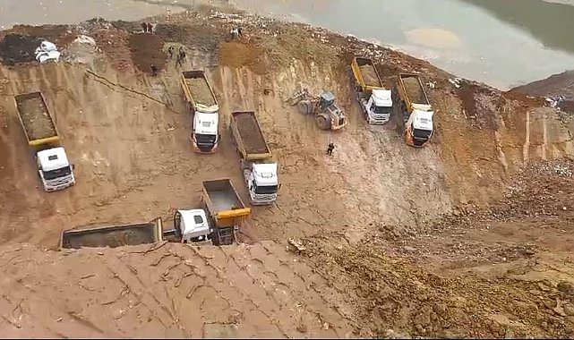 Hafriyat toprağı döküm sahasında toprak kayması: Kamyonlar ve kepçe sürüklendi