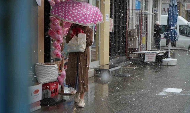 Hava sıcaklığının 10 derece birden düştüğü Bayburt'ta kar ve tipi etkili oldu