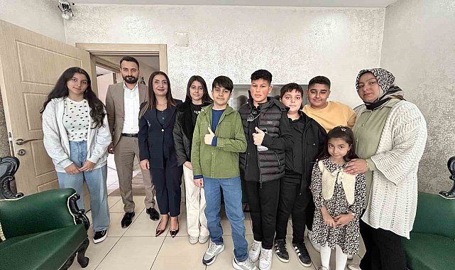 Hediye kabul etmeyen öğretmenlerin adına Afrika'daki çocuklara çikolata dağıttılar