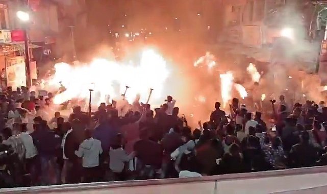 Hindistan'da meşaleleli anma etkinliğinde alevler çevreyi sardı: 30 yaralı