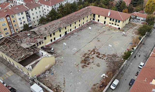 İHA'nın haberinden sonra uyuşturucu yuvasına dönen okulun yıkımına başlandı