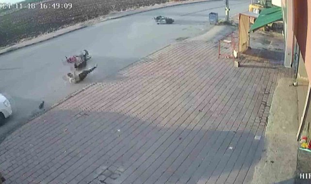 İki motosiklet çarpıştı, motosikletten düşen 2 kişi otomobilin altında kaldı