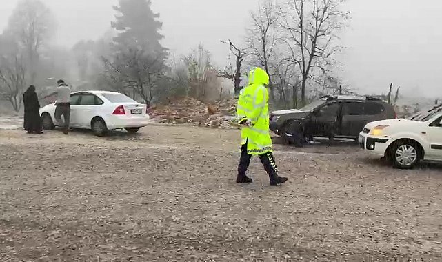 İnegöl'de kar yağışı başladı, sürücüler zor anlar yaşadı