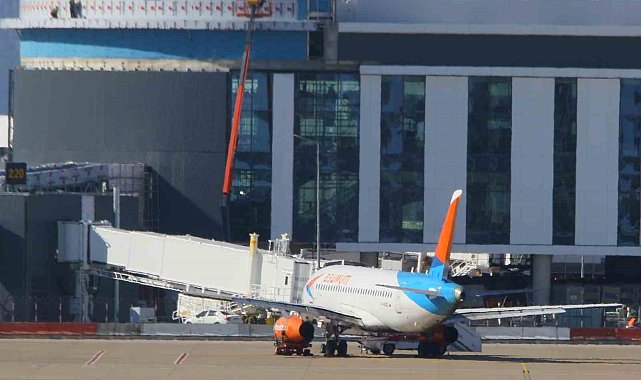 İniş sırasında motoru yanan uçak Antalya Havalimanı 2'nci Terminal'deki park noktasına alındı