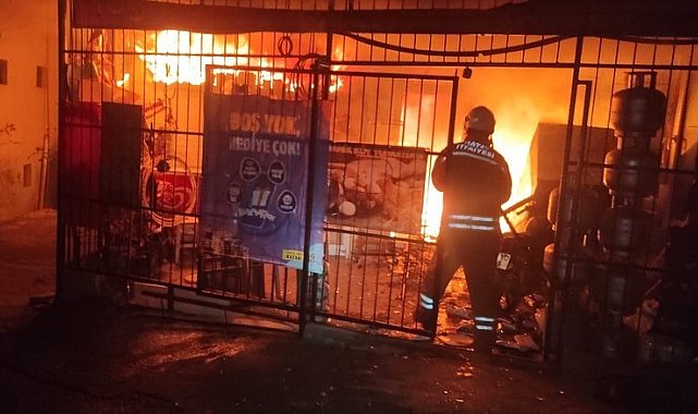 İskenderun'da bakkal alevlere teslim oldu