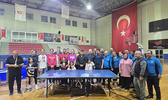 İskenderun'da öğretmenler masa tenisi turnuvasında hünerlerini sergilediler