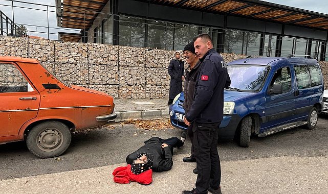 Isparta'da ayağı takılıp düşen yaşlı kadın yerde acı içerisinde kaldı