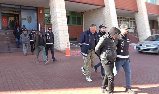 Isparta'da belediyeye ait yeleklerle kaçak kazı yapan şüpheliler tutuklandı