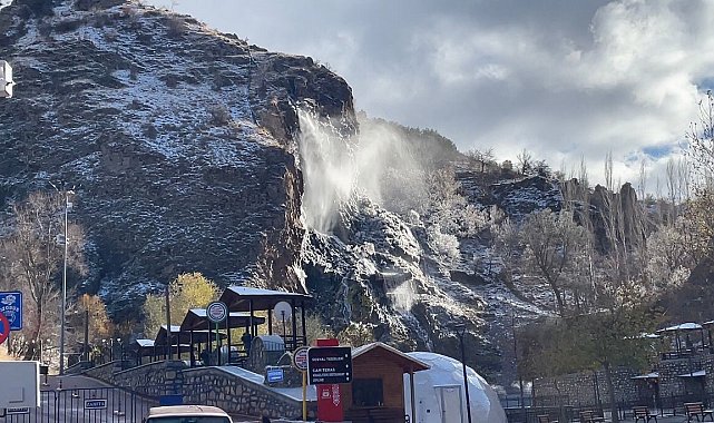 Isparta'da karla kaplanan Bezirgan Şelalesi ziyaretçilerini hayran bıraktı