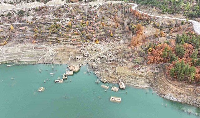 Isparta'da sular altında kalan köy kartpostallık görüntü oluşturuyor