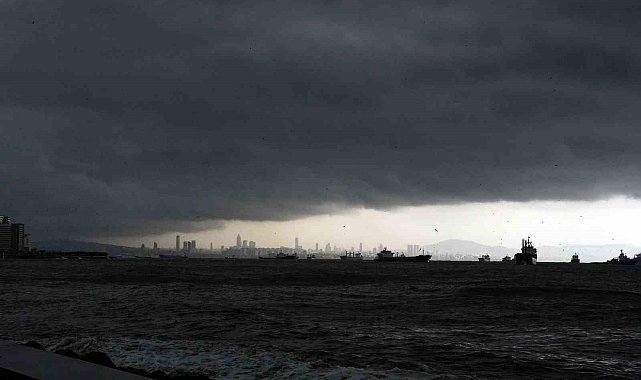 İstanbul'a kara bulutlar ile yağmurun gelişi görüntülendi