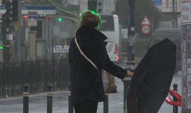 İstanbul&#039;da etkili olan yağış vatandaşlara zor anlar yaşattı