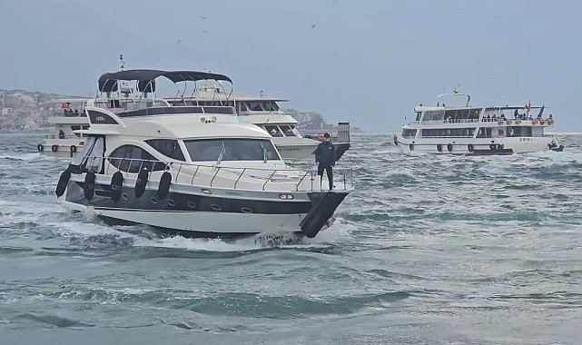 İstanbul&#039;da lodos nedeniyle dalgalar oluştu, kimisi fotoğrafladı kimisi kaçtı