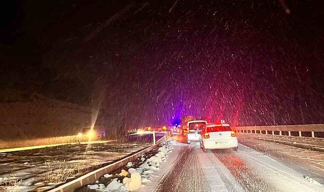 İstanbul'u Karadeniz'e bağlayan D-100 karayolunda kar yağışı etkili oldu