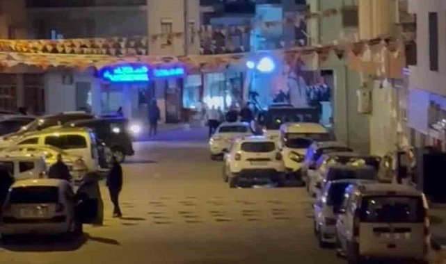 İzmir'de gözaltı işlemi yapmak istedikleri şahıslar tarafından silahlı saldırıya uğrayan 3 polis yaralandı. Polislerden 2'sinin durumunun ağır olduğu öğrenildi.
