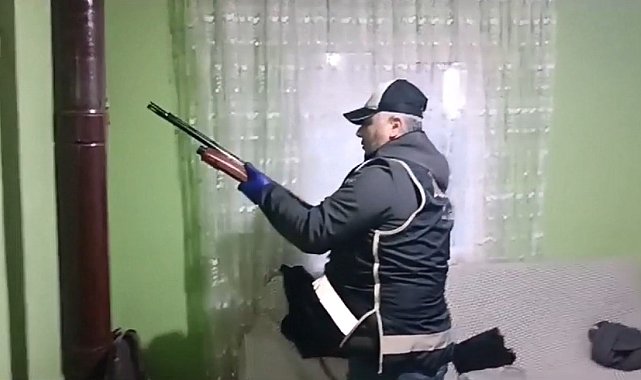 İzmir'de silah kaçakçılığı ve uyuşturucu operasyonu: 4 gözaltı