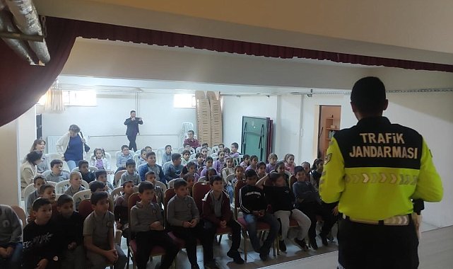 Jandarma ekipleri bilgilendirme çalışmalarını sürdürüyor