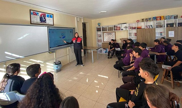 Jandarma, öğrencileri siber farkındalık konusunda bilgilendiriyor