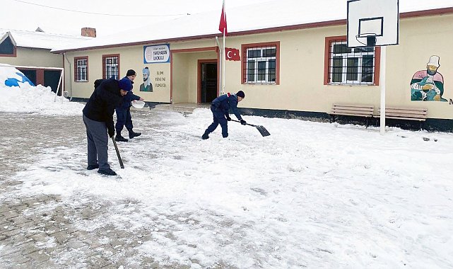 Jandarma, öğretmenlerle kar temizliği yaptı öğrenciler ile kartopu oynadı