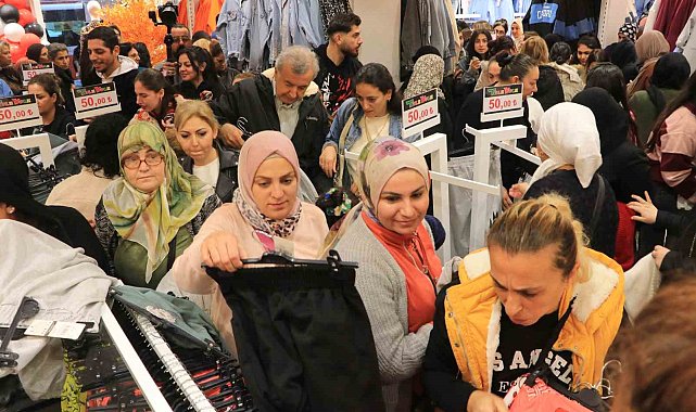 Kadınların kıyafet kapma yarışı kamerada