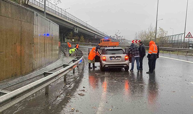 Kağıthane'de sağanak yağış nedeniyle bir kadın sürücü su birikintisinde kaldı