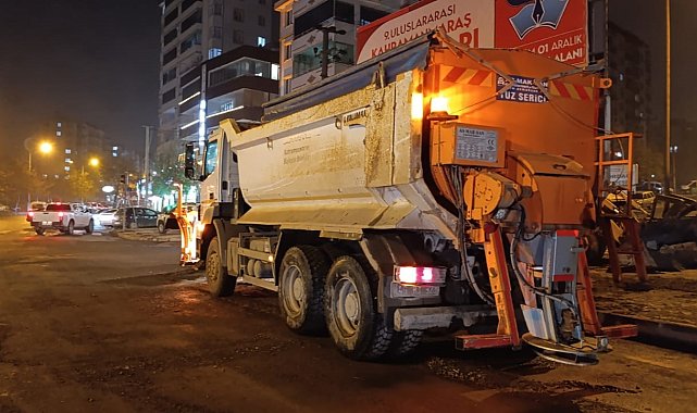 Kahramanmaraş büyükşehir belediyesinden gece mesaisi