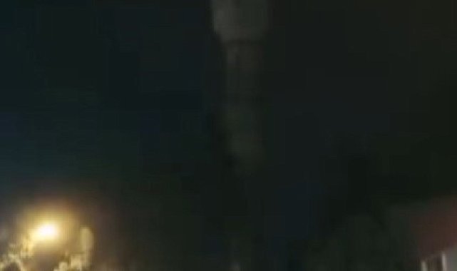 Kahramanmaraş'ta gündüz sallanan minare akşam devrildi