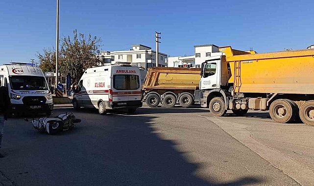 Kamyon ile motosiklet çarpıştı: 1'i ağır 2 kişi yaralandı