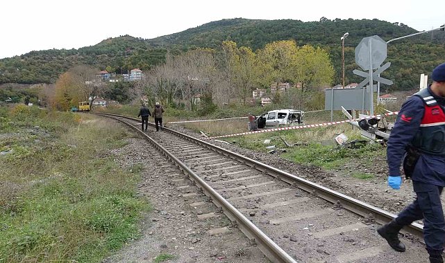 Kapalı bariyerden geçmek isteyen otomobile tren çarptı; 1'i ağır 2 yaralı