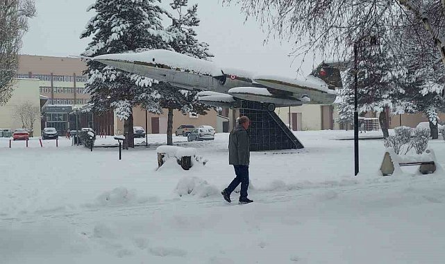 Kar Erzurum&#039;u adeta esir aldı