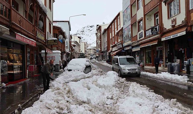 Kar yağarken bir yandan da temizleme çalışmaları devam ediyor