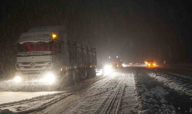 Kar yağışı Ilgaz Dağı'nda trafiği kilitledi, araçlar yolda mahsur kaldı