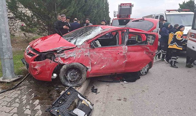 Karabük'te otomobil aydınlatma direğine çarptı: 1'i ağır 3 yaralı