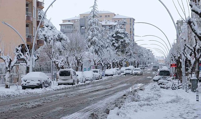 Karaman, mevsimin ilk karıyla beyaza büründü