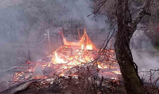 Kastamonu'da alevlere teslim olan ev kullanılmaz hale geldi