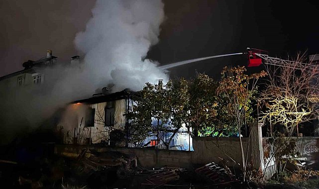 Kastamonu'da çıkan yangında ahşap ev kullanılamaz hale geldi