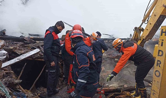 Kastamonu&#039;da iki katlı ev küle döndü: Evdeki baba ve engelli oğlu aranıyor