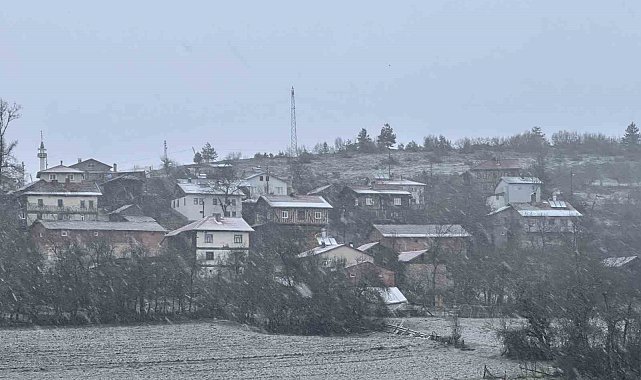 Kastamonu'da kar yağışı başladı, yollar beyaza büründü