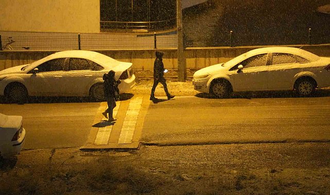 Kastamonu'da şehir merkezine mevsimin ilk karı düştü