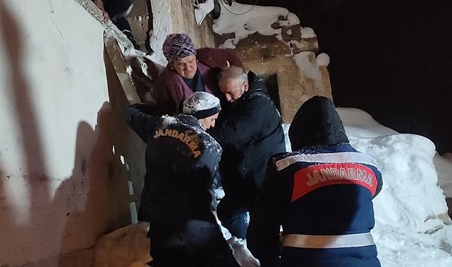 Kayseri&#039;de çatının çökmesi sonucu mahsur kalan karı koca kurtarıldı