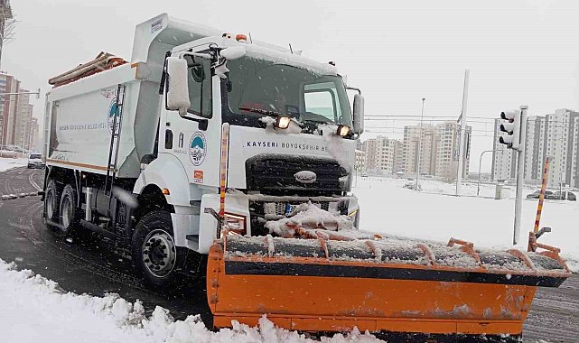 Kayseri&#039;de kar temizleme ve tuzlama çalışması devam ediyor