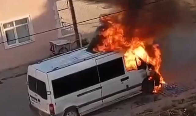 Kırklareli&#039;nde minibüs alev alev yandı